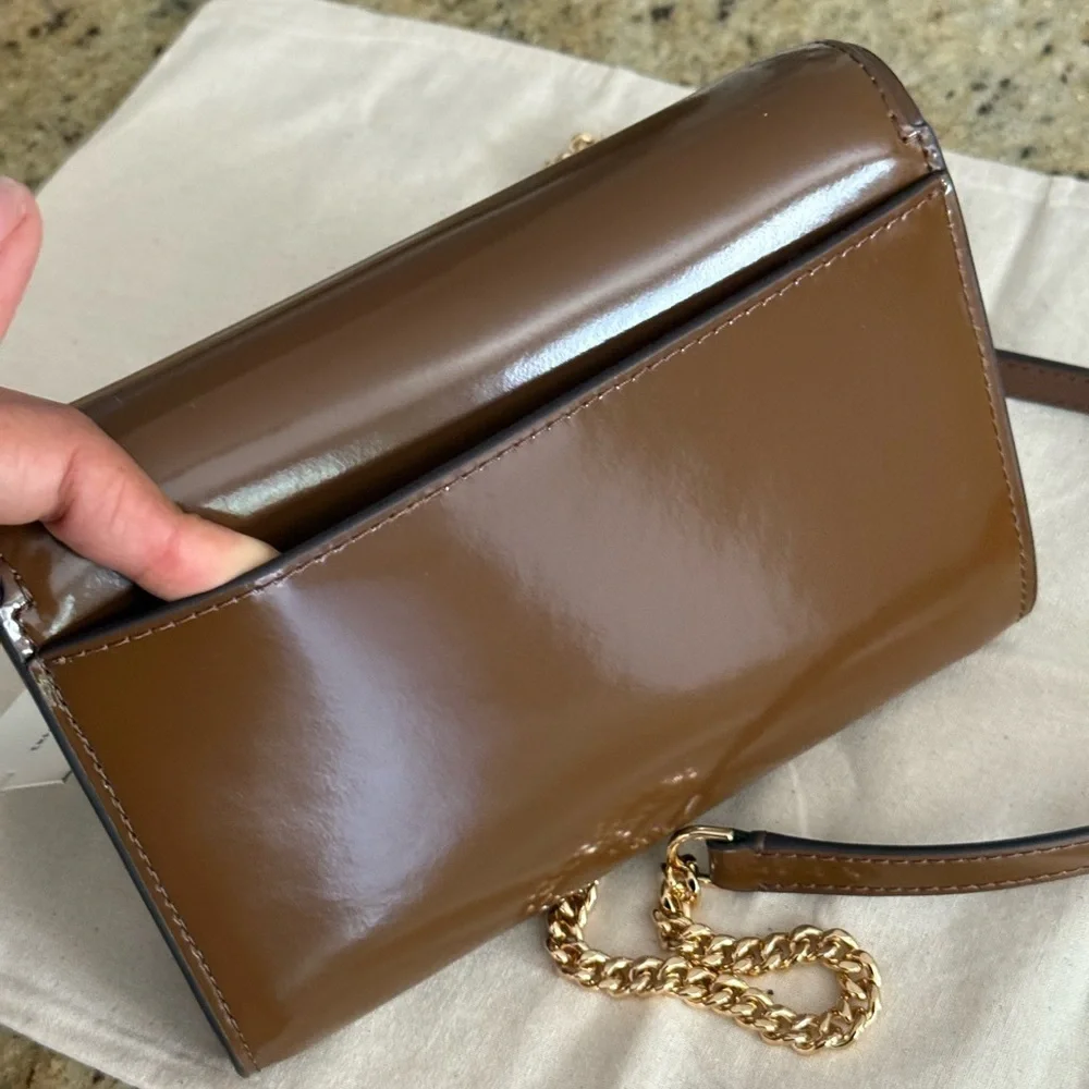 New tory burch ❤️‍🔥 Emerson PATENT CHAIN WALLE RICH WALNUT